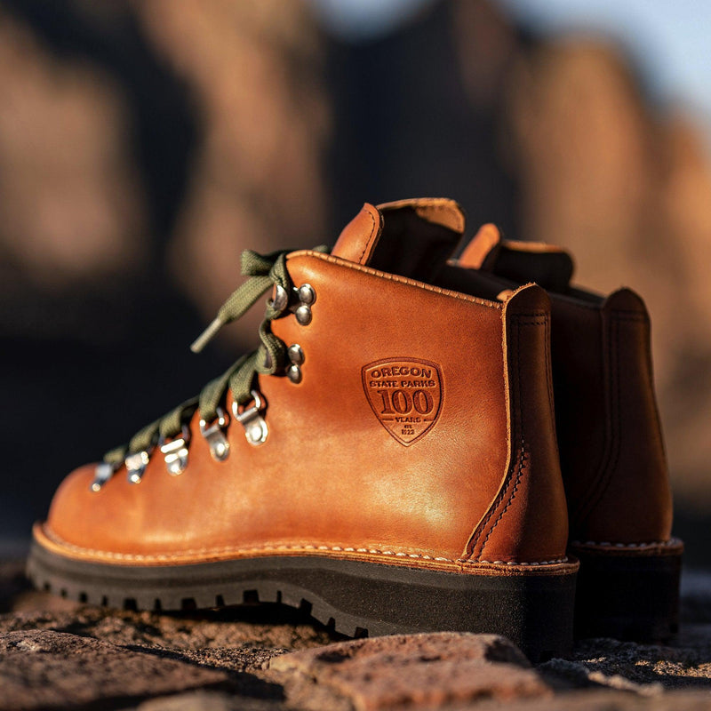 Cargue la imagen en el visor de la galería, Danner Mountain Light Oregon State Parks Centennial - Fearless Outfitters
