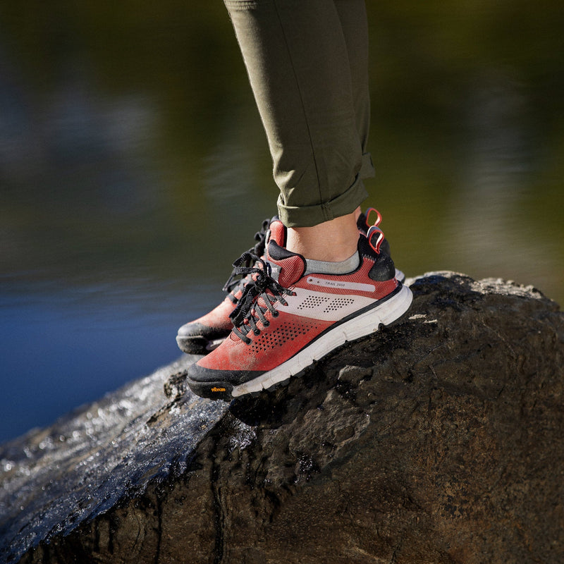 Cargue la imagen en el visor de la galería, Danner Women&#39;s Trail 2650 3&quot; Hot Sauce - Fearless Outfitters
